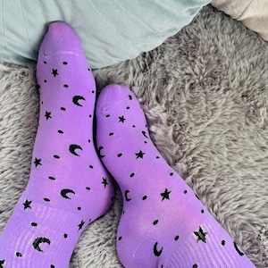 1 para fioletowych skarpetek dla kobiet i dziewcząt, urocze gwiazdki z kreskówek, nadruk księżyca, wygodne, oddychające skarpetki, jasny kolor, unisex, bawełna, lato, wiosna