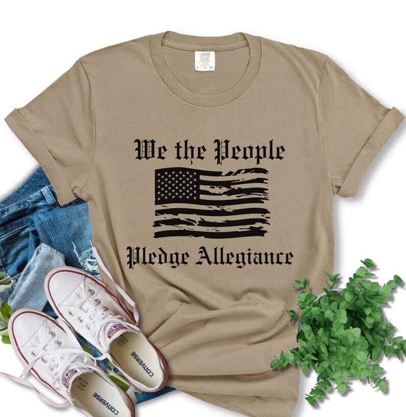 Patriotic T-Shirt: We The People Flag Tee - Comfort Colors afbeelding 1