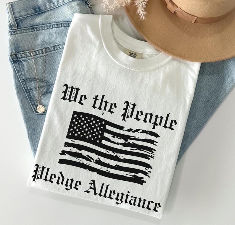 Patriotic T-Shirt: We The People Flag Tee - Comfort Colors afbeelding 2