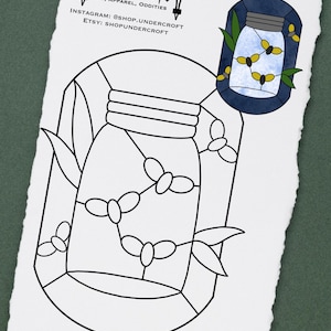 Può includere: Un'illustrazione in bianco e nero di un barattolo di vetro con lucciole al suo interno. Il barattolo è circondato da foglie. Il testo "PATTERN NOT FOR RESALE OR REDISTRIBUTION" è in fondo all'immagine.