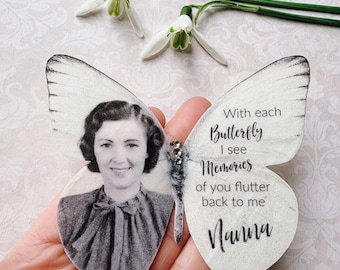 Recuerdo de mariposa personalizado: regalo conmemorativo artesanal de seda y cristal.