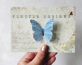 Broche de mariposa azul y blanca, bonito accesorio de seda para el cabello. Regalo artesanal para un amante de la naturaleza.