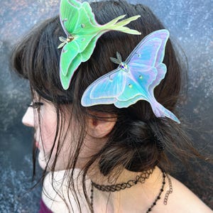 Pinza para el pelo de polilla de seda Luna con cristal - Colores verde o unicornio. Envergadura de 10 cm.