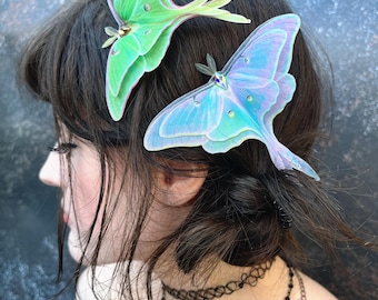 Pinza para el pelo de polilla de seda Luna con cristal - Colores verde o unicornio. Envergadura de 10 cm.
