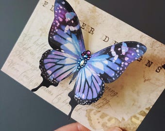 Pinza para el pelo de mariposa azul y turquesa: elaborada a mano con seda y cristales, envergadura de 9 cm.