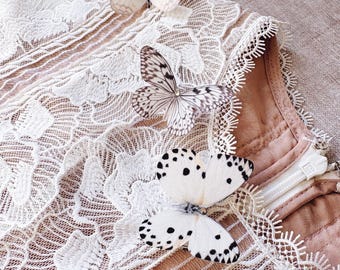 Broche de mariposa blanca - Seda y cristal - Accesorio de novia artesanal