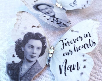 Regalo conmemorativo de mariposa con foto personalizada: recuerdo de seda y cristal.
