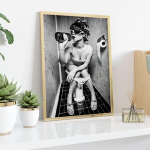 Lienzo decorativo para pared con la mujer que fuma en el baño imagen 5