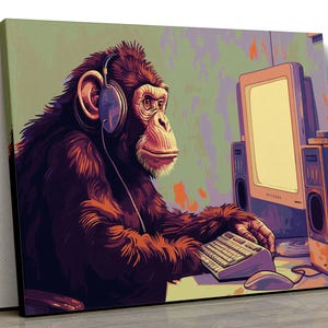 Pode incluir: Impressão em tela de um chimpanzé usando fones de ouvido e usando um computador. A obra de arte apresenta uma configuração de computador retrô com teclado, mouse e alto-falantes. A paleta de cores inclui tons de marrom, roxo e amarelo.