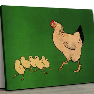 Puede incluir: Impresión en lienzo que presenta una gallina y sus polluelos sobre un fondo verde. La gallina es de color marrón claro con una cresta roja y plumas negras en la cola. Cinco polluelos amarillos siguen a la gallina, todos caminando hacia la derecha.