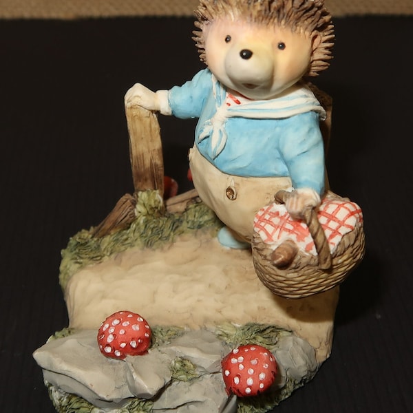 Vtg Villeroy and Boch "Foxwood Tales" Picnic at Foxwood, Willy Hedgehog Figurine