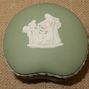 Vtg Wedgwood Green Jasperware Cherubs Trinket Box, made in England