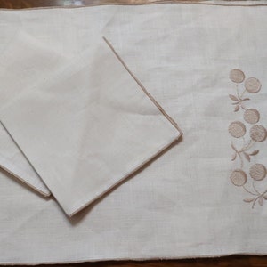 2 Vintage Embroidered Linen Placemats and Matching Napkins