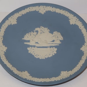 Vintage 1978 Mother&#39;s Day Plate with a Swan and Babies Motif by Wedgwood England