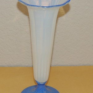 Vtg KOSTA BODA 8 1/2 inch Vase with Paper Sticker