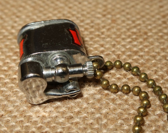 Vintge Tiny Lighter Keychain, doesn't work - image 2