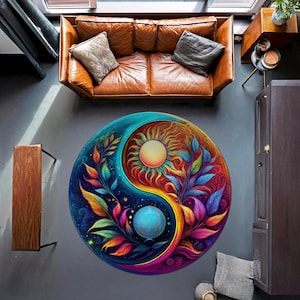 Pode incluir: Um tapete redondo com um design yin yang colorido que apresenta um sol e uma lua. O tapete tem um esquema de cores azul, roxo, laranja, amarelo e verde.