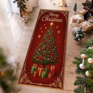 Puede incluir: Una alfombra rectangular navideña con fondo rojo y un árbol de Navidad decorado. La alfombra presenta el texto "Merry Christmas" en dorado, junto con cajas de regalo en la base del árbol. La alfombra está bordeada con un borde dorado.