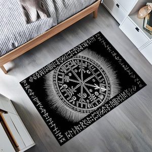 Pode incluir: Tapete preto e branco com um design circular que apresenta uma bússola com runas e um padrão de raios de sol. O tapete tem uma borda branca com um padrão repetitivo de runas.