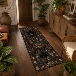 Puede incluir: Una alfombra de pasillo rectangular larga con fondo oscuro y un estampado botánico y celestial detallado. El diseño incluye una luna creciente, varios hongos, flores, teteras y tazas de té dispuestas en un borde decorativo.