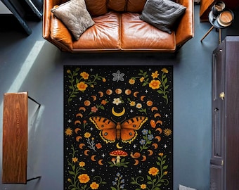 Könnte beinhalten: Schwarzer Teppich mit einem großen orangefarbenen Schmetterling in der Mitte, umgeben von floralen und himmlischen Motiven. Das Design umfasst Halbmonde, Sterne und einen Pilz, wodurch ein skurriles, von der Natur inspiriertes Thema entsteht.