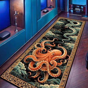 Könnte beinhalten: Ein langer, rechteckiger Teppich mit einem orangefarbenen Oktopus und einem grünen Schlangenmuster auf schwarzem Hintergrund, umrahmt von einem goldenen Rand. Der Teppich zeigt stilisierte Wellen und Wolken, was einen dramatischen, künstlerischen Effekt erzeugt.