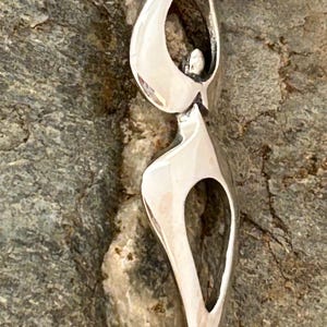 Feuerhüter klein, hütet die heilige Flamme, trägt die Fackel, hält die Herdfeuer brennend