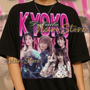Puede incluir: Camiseta negra con un gráfico rosa de la palabra "KYOKO" e imágenes de mujeres. La camiseta también tiene el texto "Freda Meiro Store".