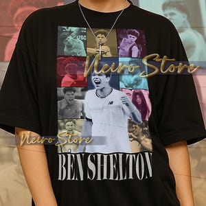 Könnte beinhalten: Schwarzes T-Shirt mit einer Collage von Bildern und dem Namen "BEN SHELTON" in Weiß. Das Shirt hat einen Rundhalsausschnitt und kurze Ärmel. Der Text "Meiro Store" ist in Gold.