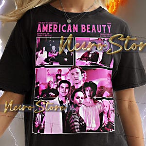 Op de afbeelding: Zwart unisex T-shirt met de filmtitel "American Beauty" in roze en filmstills. Het shirt bevat de credits van de film. Het model draagt een 2XL shirt.