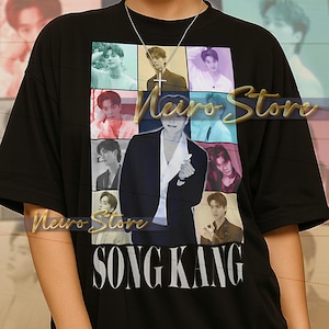 Könnte beinhalten: Schwarzes Unisex-T-Shirt mit einer Collage von Bildern und dem Namen "SONG KANG" in Weiß. Das Shirt hat auch den Text "Mairo Store" in Gold. Das Model trägt ein Shirt in Größe XL.