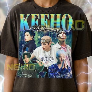 Könnte beinhalten: Dunkelgraues Unisex-T-Shirt mit einer Grafik der Band P1Harmony. Das Design beinhaltet den Namen der Band in einer farbenfrohen Retro-Schriftart und Bilder der Bandmitglieder. Das Shirt hat einen Vintage-Look.