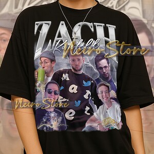 Puede incluir: Camiseta unisex negra con un collage de imágenes y el texto "ZACH". La camiseta incluye el texto "Naro Store" y las letras "M a t e". La camiseta es de estilo unisex.