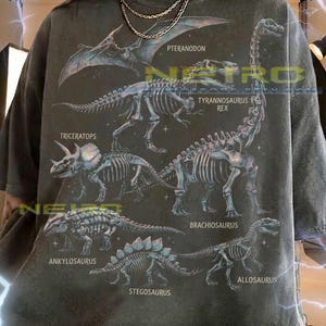 Peut inclure: Une tasse en céramique blanche avec une anse noire et le texte "But First, Coffee" en noir, en gras. La tasse est posée sur une surface blanche.