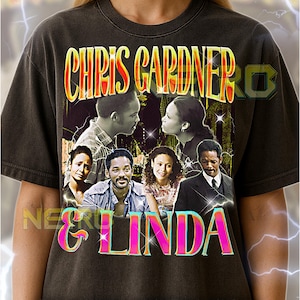 Peut inclure: T-shirt unisexe gris foncé avec un design graphique rétro. Le texte "CHRIS GARDNER & LINDA" et des images de personnes sont présents. Le t-shirt a un style vintage.