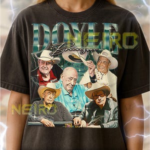 Pode incluir: Camiseta unissex cinza escuro com um gráfico de Doyle Brunson e outros homens com chapéus de cowboy. A camisa tem o texto "DOYERO Branson" em um estilo retrô. A camisa é usada por uma pessoa.