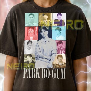 Könnte beinhalten: Dunkelgraues Unisex-T-Shirt mit einem Raster von neun Bildern von Park Bo-Gum. Das Shirt trägt den Namen "PARK BO-GUM" in weißen Blockbuchstaben. Das Shirt hat eine Unisex-Passform und ist in verschiedenen Größen erhältlich.