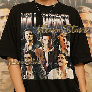 Könnte beinhalten: Schwarzes T-Shirt mit einer Collage von Orlando Bloom-Bildern und dem Text "WILL TURNER" in metallischer Schrift. Das Shirt hat das "Neuro Store"-Logo. Das Model trägt Größe XL.