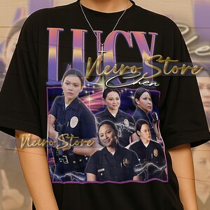 Puede incluir: Camiseta negra con un gráfico de mujeres con uniformes de policía y el texto "Lucy Meiro Store Chen". El diseño es morado y dorado con rayos.
