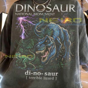 ダイナソー国立モニュメント Di-No-Saur Comfort Colors® Tシャツ、恐ろしいトカゲ T-Rex ラプター 先史時代の自然 火山 雷 Tシャツ、