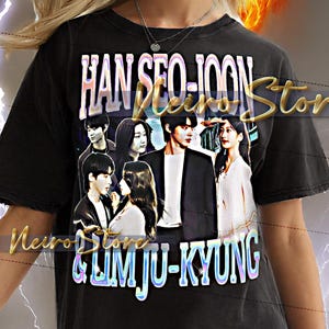 以下が含まれることがあります： 黒色のユニセックスTシャツ。前面には「HAN SEO-JOON」と「LIM JU-KYUNG」の文字と人物のグラフィックがプリントされています。金髪の人が着用しています。