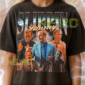 Peut inclure: T-shirt unisexe gris foncé avec un graphisme représentant un homme dans différentes tenues et le texte "SLIPPIN' JIMMY" dans un style rétro. Le t-shirt a un aspect vintage.