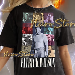 Puede incluir: Camiseta negra con un collage de imágenes y el texto "Neuro Store" y "PATRICK WILSON" en blanco. La modelo con cabello rubio lleva la camiseta sobre un fondo de fuego.