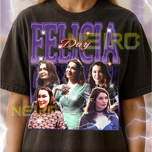 Puede incluir: Camiseta unisex gris oscuro con un gráfico de Felicia Day y el texto "FELICIA Day" en morado y dorado. La camiseta tiene un aspecto vintage e incluye varias imágenes de Felicia Day. La camiseta es fiel a la talla.