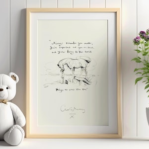 Może przedstawiać: Oprawiony wydruk artystyczny z jasną drewnianą ramą. Wydruk przedstawia czarno-biały szkic konia i lisa z odręcznym tekstem, który brzmi: "Zawsze pamiętaj, że się liczysz, że jesteś ważny i jesteś kochany, i że wnosisz to na świat. Rzeczy, których nikt inny nie potrafi."