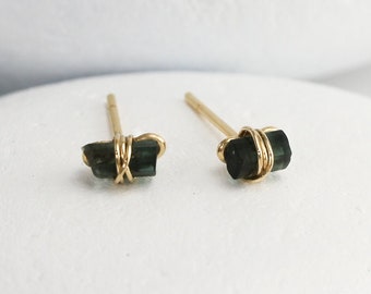 Mini boucles d'oreilles en cristal de tourmaline enveloppées de remplissage d'or