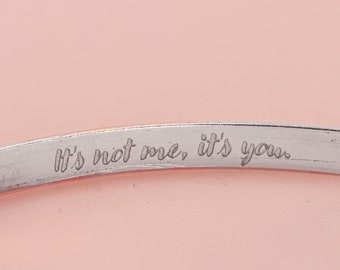 Het is niet mij, het is jou aangepaste manchet in sterling zilver, sarcastische manchetarmband, gegraveerde manchetarmband, cadeau voor haar, gepersonaliseerde armband