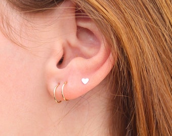 Sweet Heart Studs, kleine massieve hartjes met oorknopjes, in gouden vulling, roségoud en massief sterling zilver