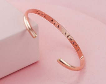 Gepersonaliseerde 14K Rose Gold Manchetarmband voor vrouwen, gegraveerde armband, Moederdagcadeaus, geheime gestempelde armband, geborstelde/matte afwerking