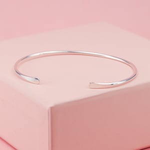 Bracelet manchette en argent sterling pour femme, manchette en argent fin 2 mm, bracelet en argent martelé, bijoux minimalistes, manchette recyclée, cadeau de remise des diplômes